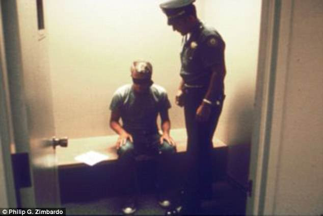 Nhà khoa học nổi tiếng Philip Zimbardo là người đứng đầu thí nghiệm nhà tù Stanford được thực hiện vào năm 1971. Mục đích của thí nghiệm là tìm hiểu khả năng thích ứng của con người với cuộc sống trong tù, kể cả tù nhân lẫn cai ngục.