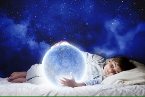 4. Con người không thể vừa ngủ ngáy vừa nằm mơ cùng lúc.