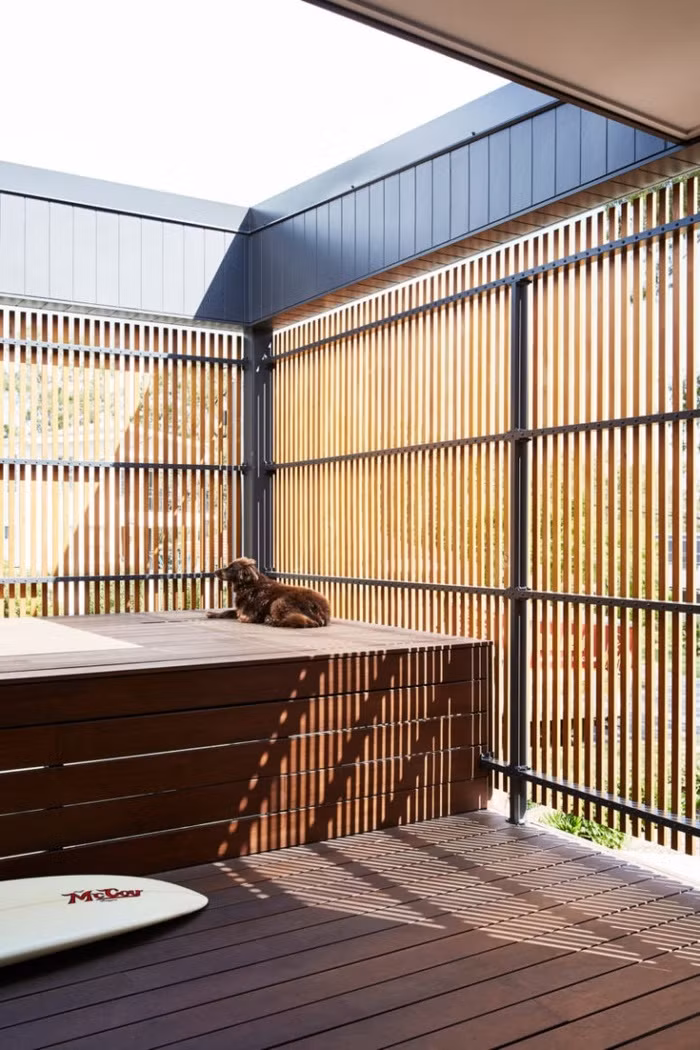 Mành tre mang lượng ánh sáng vừa đủ vào nhà.