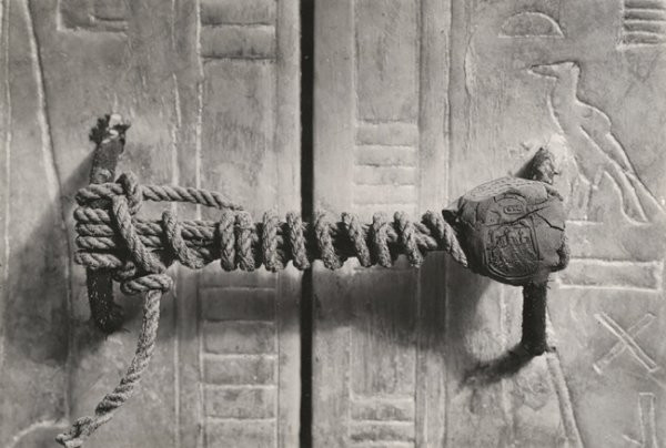 Sợi dây thừng tại mộ vua Tutankhamun, 1922. Nó đã bảo vệ nơi này 3.245 năm.