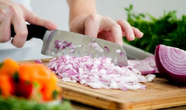 Nhai kẹo cao su trong khi thái hành sẽ khiến bạn không bị cay mắt.