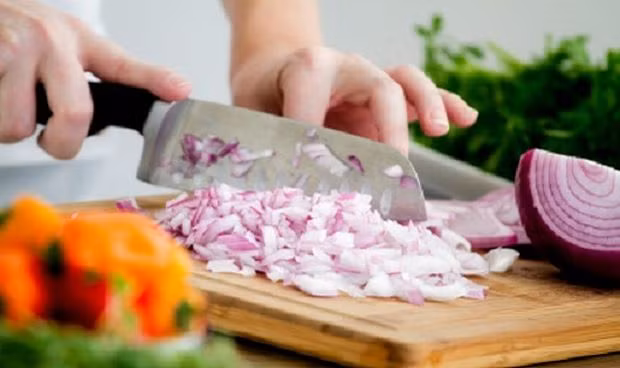 Nhai kẹo cao su trong khi thái hành sẽ khiến bạn không bị cay mắt.