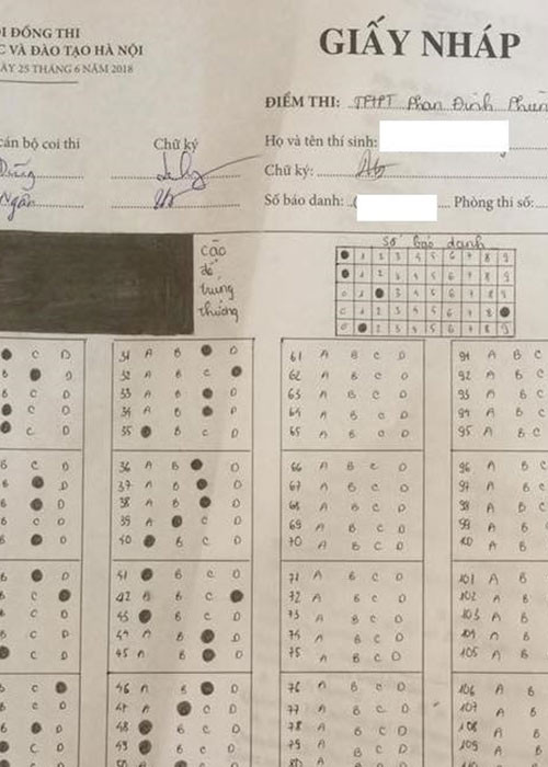 Một thí sinh khác dùng tờ giấy nháp vẽ lại y nguyên tờ giấy đáp án.