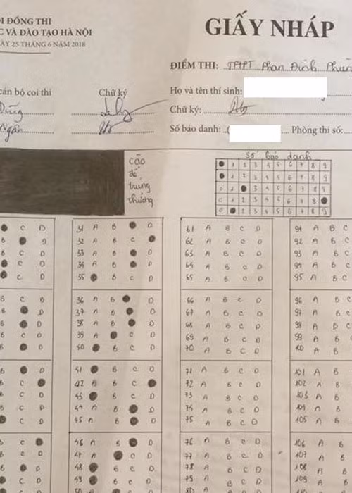 Một thí sinh khác dùng tờ giấy nháp vẽ lại y nguyên tờ giấy đáp án.