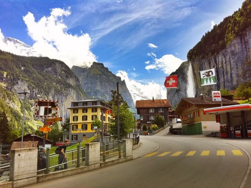  Thung lũng Lauterbrunnen nằm ẩn mình trong vùng Bernese Oberland trên dãy núi Alps ở Thụy Sĩ nổi tiếng với vẻ đẹp thiên nhiên kỳ vĩ, được bao quanh bởi 3 ngọn núi là: Eiger, Monch và Jungfrau.