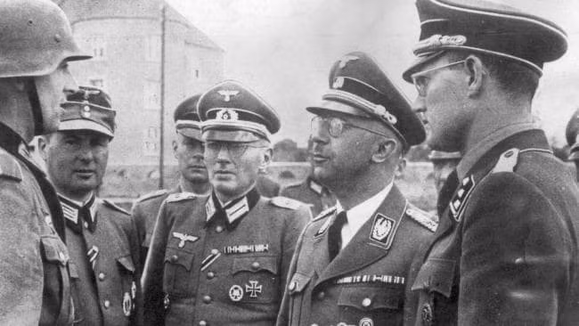 Giống như một số người nổi tiếng, Thống chế Himmler khá mê tín. Y có cả những nhà chiêm tinh phục vụ mình trong việc đưa ra các quyết định quan trọng hay xem tương lai của bản thân.