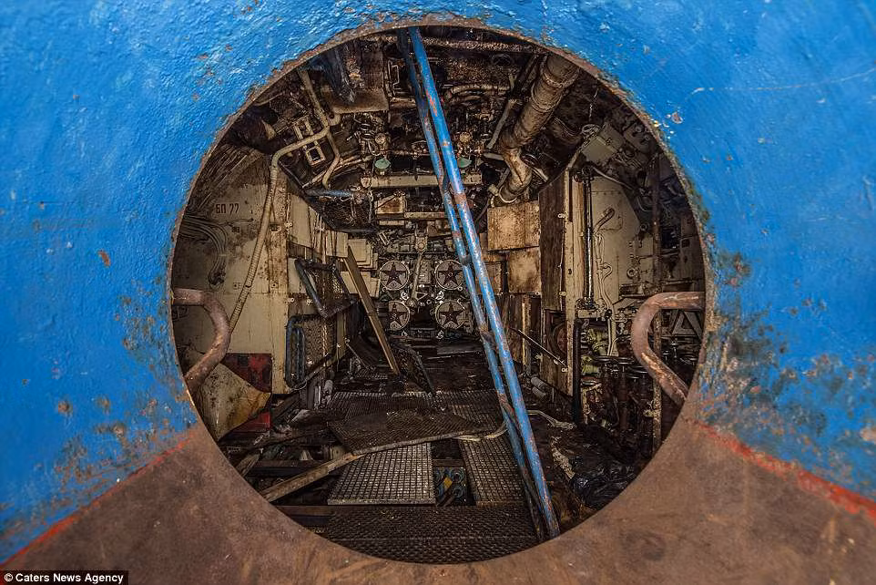 Sau một thời gian không được sử dụng, nhiều trang thiết bị bên trong tàu ngầm bị hoen rỉ.