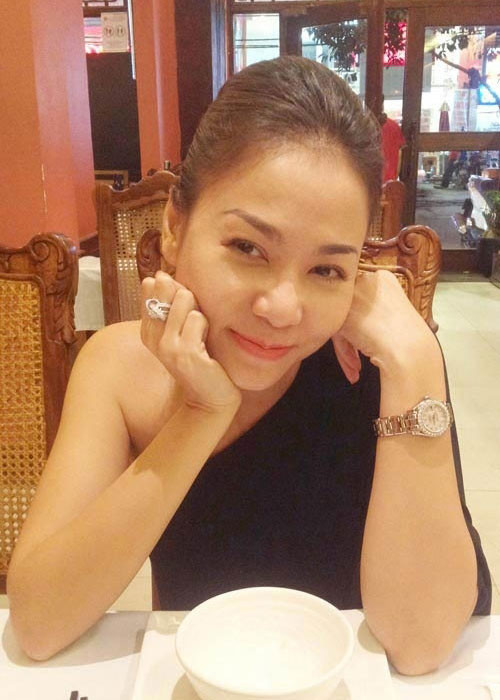 Thu Minh từng khiến dư luận tán xôn xao về chiếc nhẫn đính hôn trị giá 6 tỷ do chồng Tây tặng. Được biết, chiếc nhẫn kim cương này thuộc thương hiệu nổi tiếng trên thế giới và Thu Minh là một trong những nghệ sĩ hiếm hoi của Việt Nam có cơ hội sở hữu.