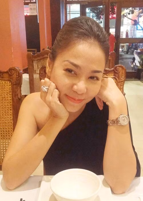 Thu Minh từng khiến dư luận tán xôn xao về chiếc nhẫn đính hôn trị giá 6 tỷ do chồng Tây tặng. Được biết, chiếc nhẫn kim cương này thuộc thương hiệu nổi tiếng trên thế giới và Thu Minh là một trong những nghệ sĩ hiếm hoi của Việt Nam có cơ hội sở hữu.