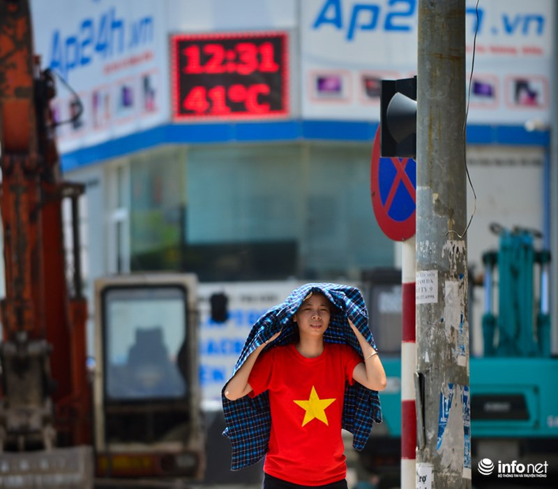 41 độ C là nền nhiệt ghi nhận lúc 12h31 tại ngã tư Thái Hà - Yên Lãng.