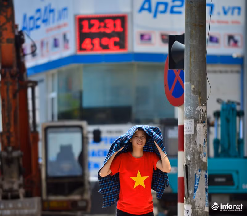 41 độ C là nền nhiệt ghi nhận lúc 12h31 tại ngã tư Thái Hà - Yên Lãng.