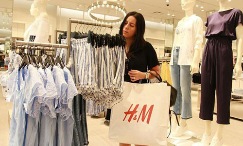Lợi nhuận của H&M giảm mạnh do hàng tồn kho lớn. Ảnh CNN