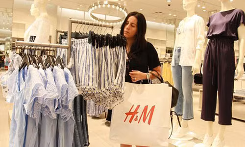 Lợi nhuận của H&M giảm mạnh do hàng tồn kho lớn. Ảnh CNN