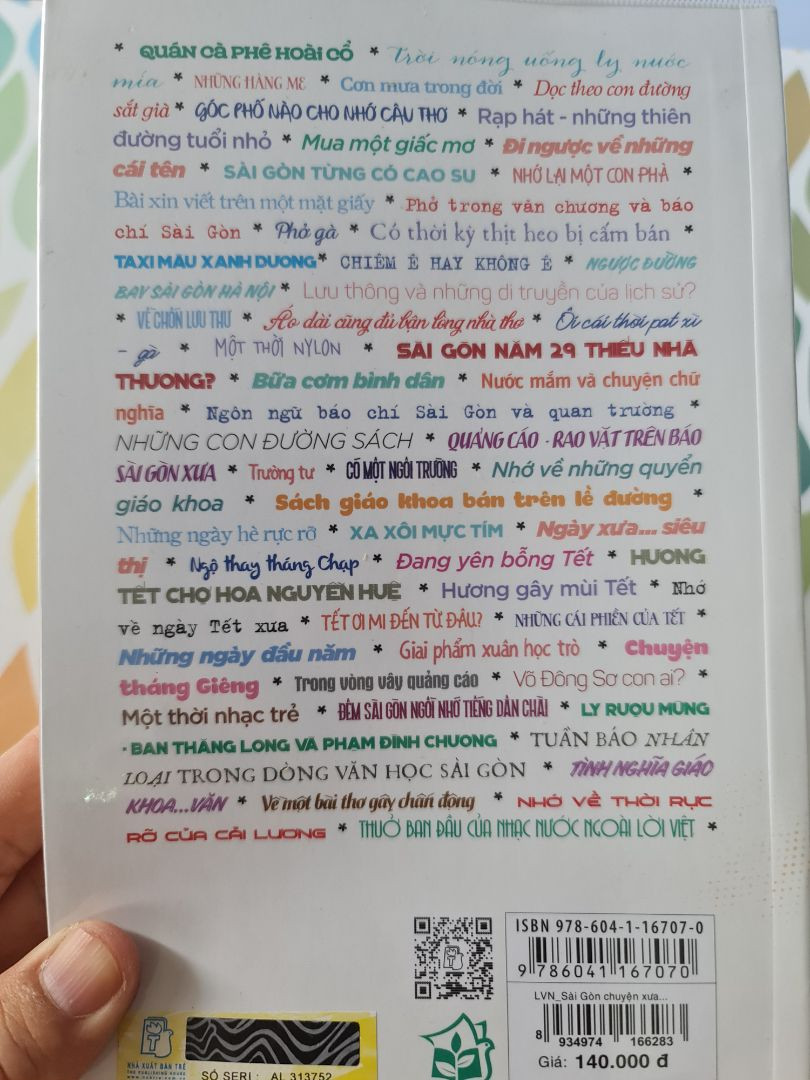 Đó là một Sài Gòn lạ lẫm với những hàng cây cao su, Sài Gòn rực rỡ ánh đèn màu của các rạp cải lương, Sài Gòn sôi động với các ban nhạc trẻ.