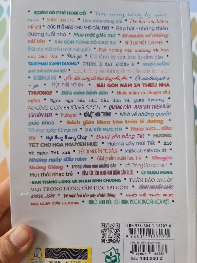 Đó là một Sài Gòn lạ lẫm với những hàng cây cao su, Sài Gòn rực rỡ ánh đèn màu của các rạp cải lương, Sài Gòn sôi động với các ban nhạc trẻ.