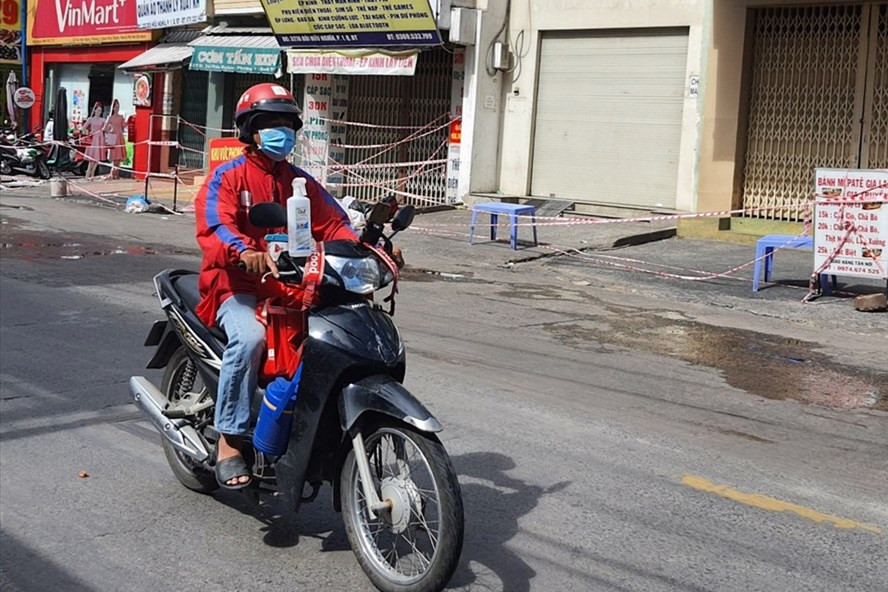 62.000 shipper tại TPHCM sẽ được tiêm vaccine COVID-19 62.000 shipper tai TPHCM se duoc tiem vaccine COVID-19