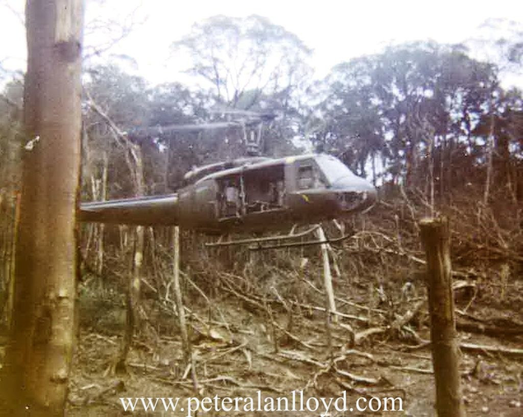 Trực thăng UH-1 của Mỹ đáp xuống "sân bay" sau vụ nổ của quả bom khổng lồ. Ảnh: Peteralanlloy.com.