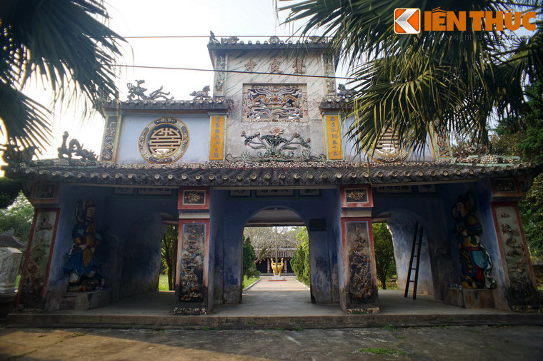 Chùa nằm trong khuôn viên rộng 4.360m², đã được trùng tu vào các năm 1806, 1924, 1969, 1987. Tam quan chùa có kiến trúc đồ sộ, gồm hai tầng.