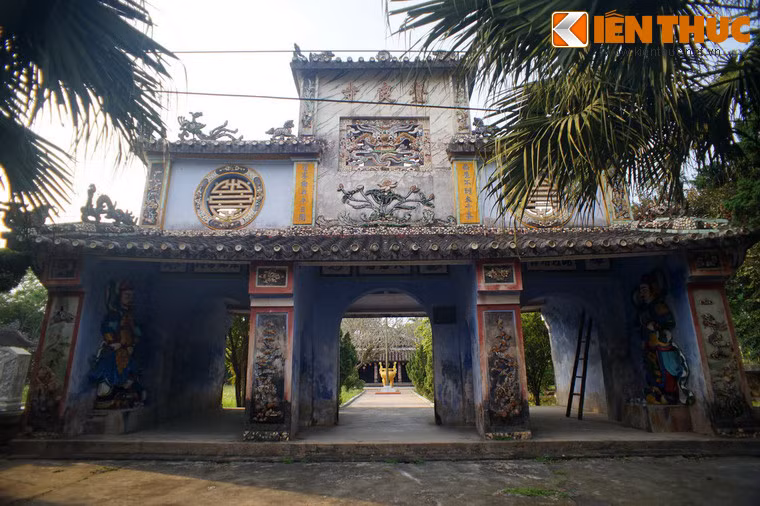 Chùa nằm trong khuôn viên rộng 4.360m², đã được trùng tu vào các năm 1806, 1924, 1969, 1987. Tam quan chùa có kiến trúc đồ sộ, gồm hai tầng.