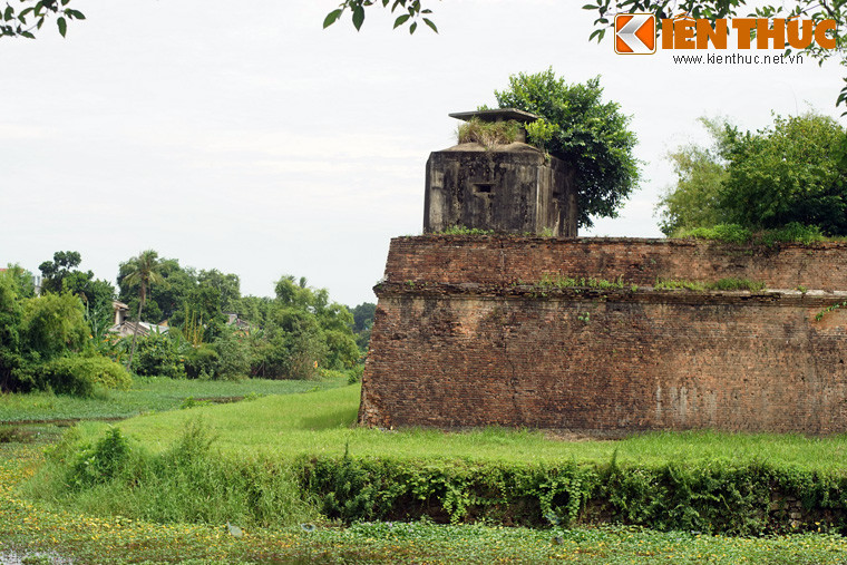 Các lô cốt sót lại từ thời chiến cũng là những dấu tích về giai đoạn khói lửa của Huế. Không ít lô cốt được xây dựng ngay trên tường thành của Kinh thành Huế. Trong ảnh là một lô cốt nằm ở góc Tây Nam Kinh thành.