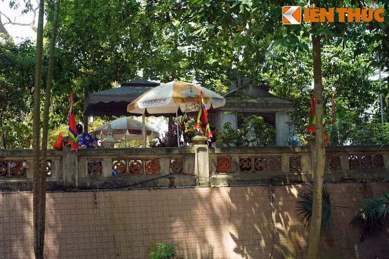 Các nhà nghiên cứu cho rằng, lăng mộ Kinh Dương Vương do người dân chọn địa thế đẹp, có tụ khí phong thủy, dựng lên như một biểu tượng, còn Kinh Dương Vương chỉ là một nhân vật mang tính truyền thuyết.