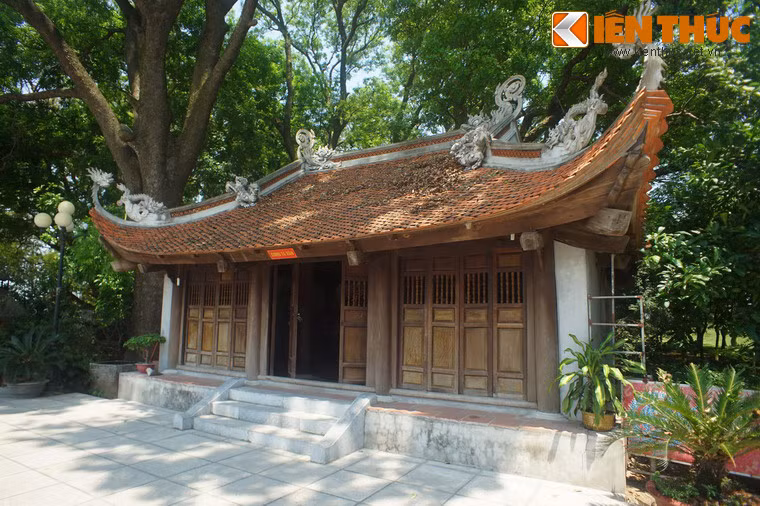 Trong khuôn viên lăng còn các công trình khác, bao gồm nhà khách, các Văn chỉ, Võ chỉ ở hai bên sân trước.