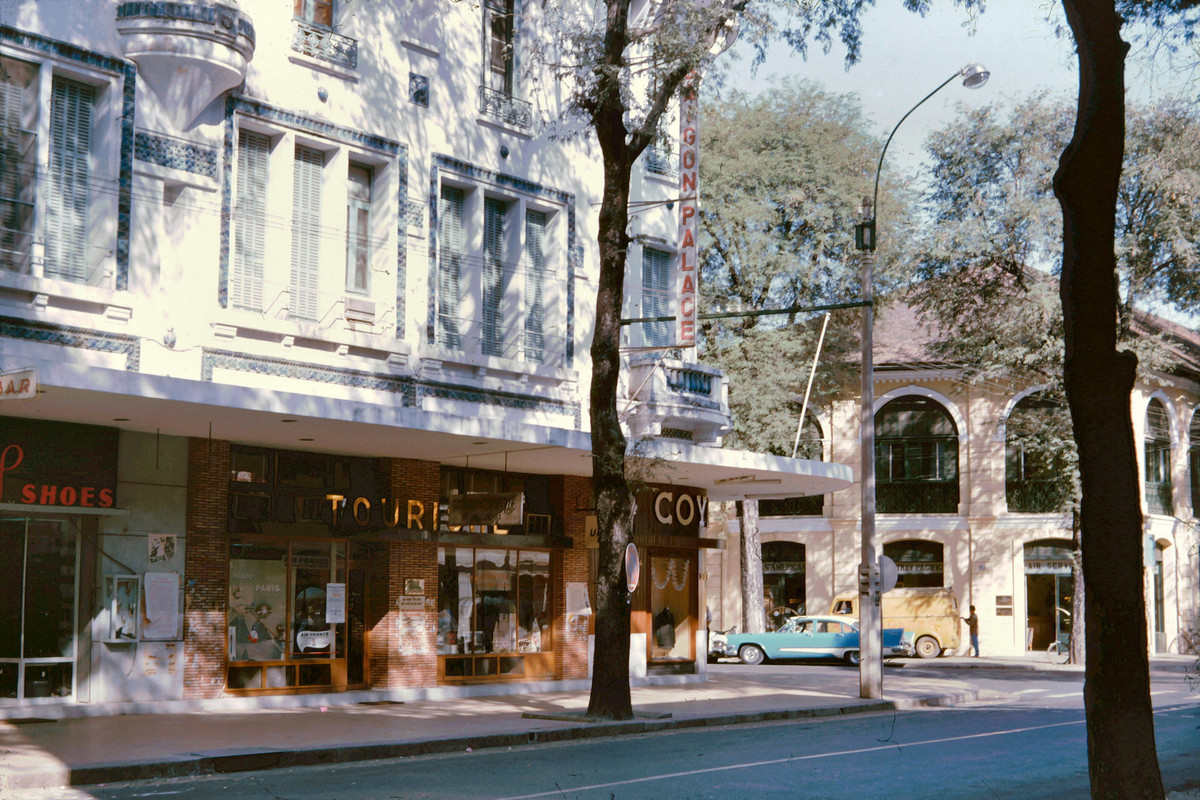 Khách sạn Saigon Palace ở góc Tự Do - Phạm Đình Hổ (nay là góc Đồng Khởi - Ngô Đức Kế). Ảnh: John A. Hansen.