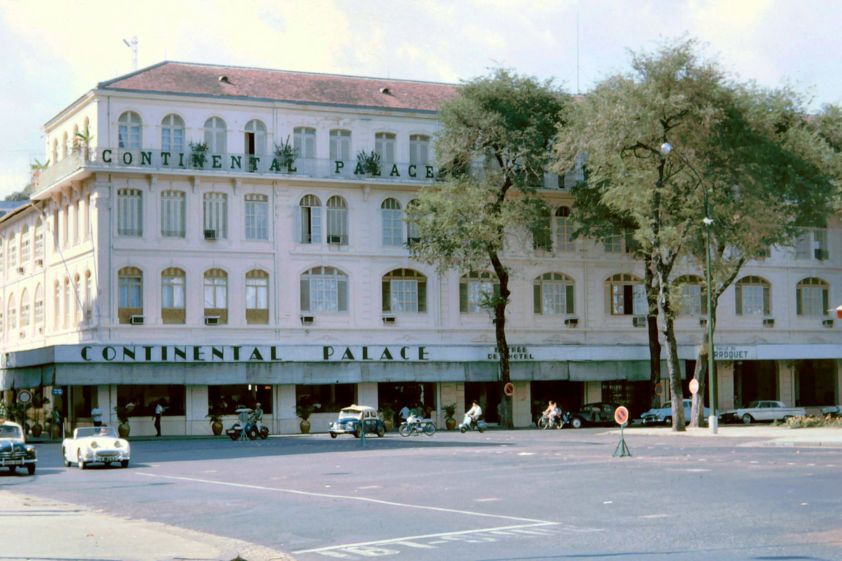 Khách sạn Continental Palace nổi tiếng của Sài Gòn trước 1975. Ảnh: John A. Hansen.