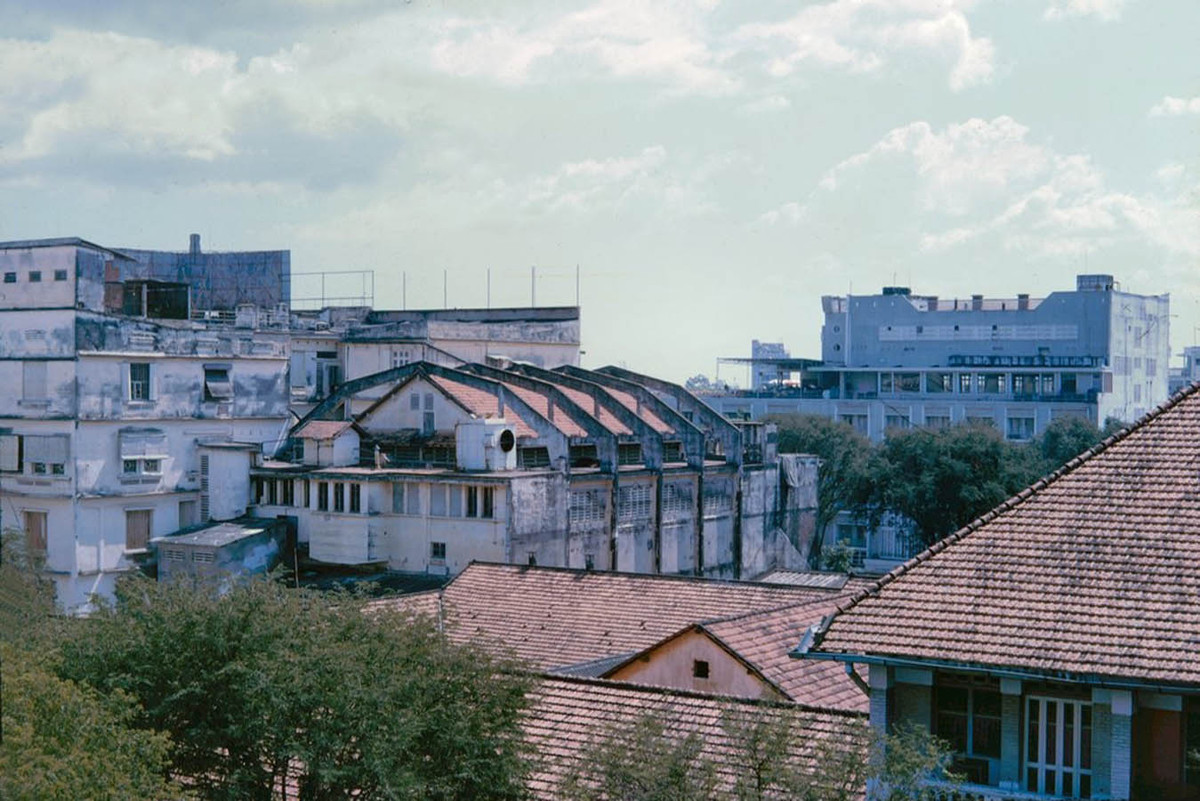 Tòa nhà chính giữa ảnh là rạp Eden. Ảnh: John A. Hansen.