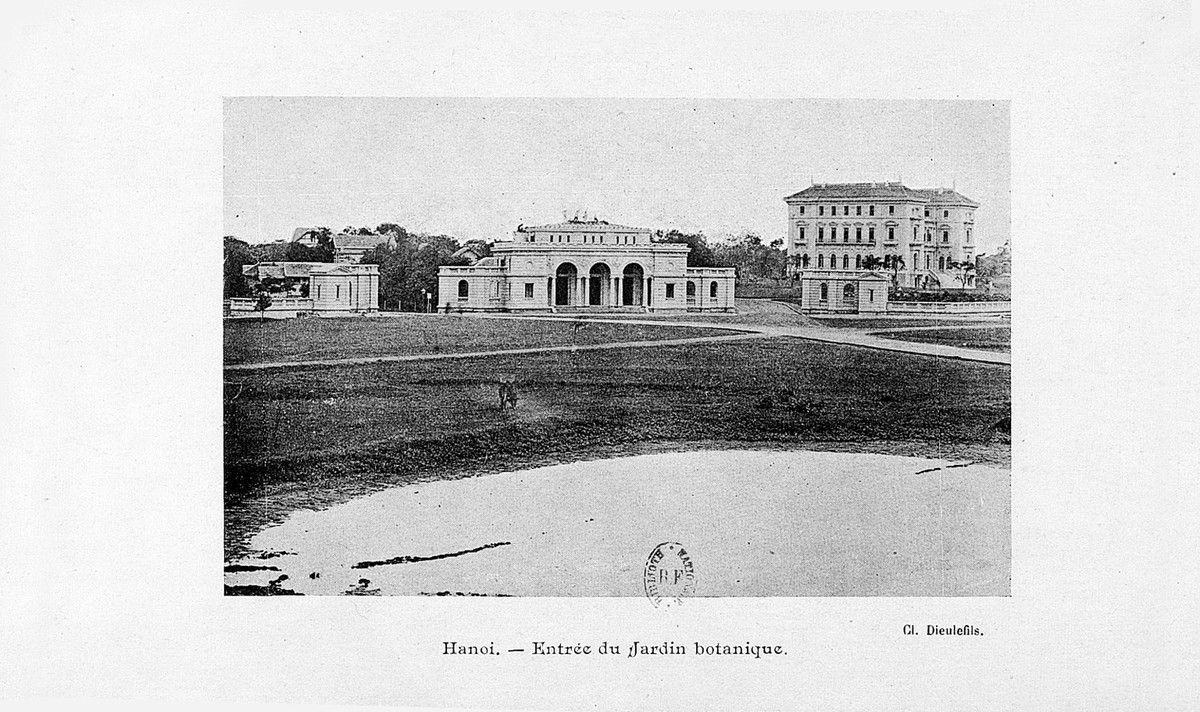 Cổng vườn Bách Thảo, vị trí hiện tại là lăng Chủ tịch Hồ Chí Minh. Ảnh: Gallica.bnf.fr.