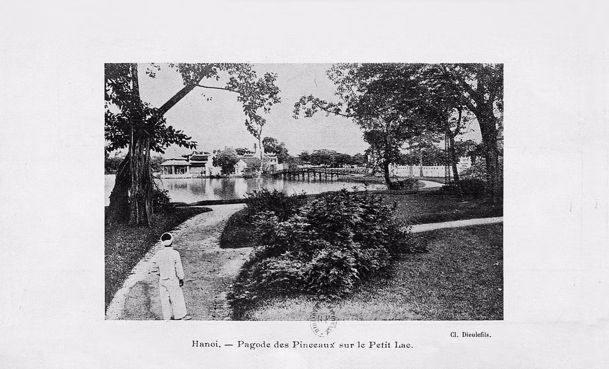 Cầu Thê Húc và đền Ngọc Sơn nhìn từ bờ hồ Hoàn Kiếm. Ảnh: Gallica.bnf.fr.