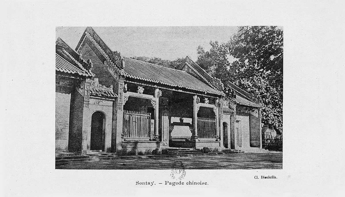 Hội quán Quảng Đông, nay là trường mẫu giáo Tuổi Thơ trong khu phố cổ Hà Nội. Ảnh: Gallica.bnf.fr.