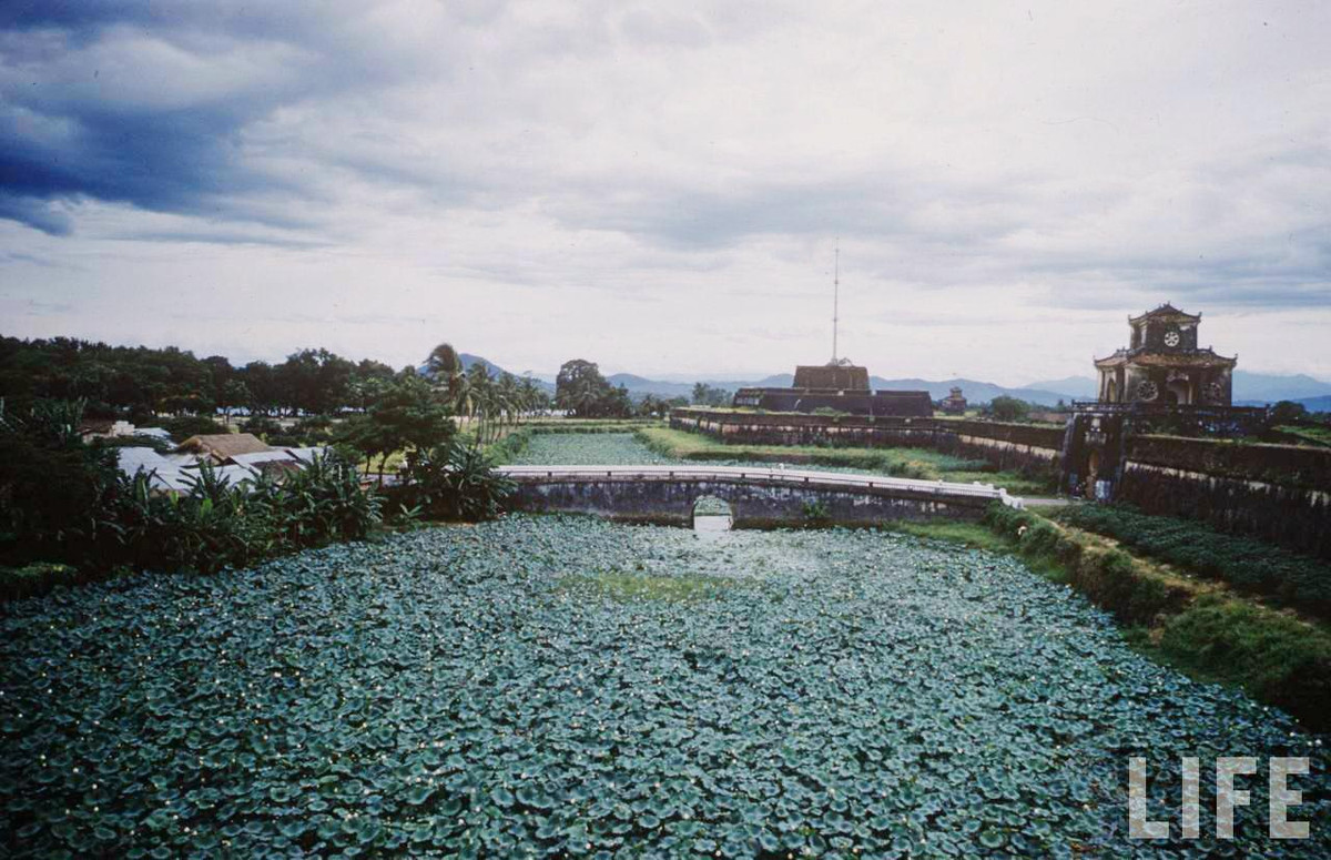 Mặt trước của Kinh thành Huế năm 1961. Ảnh: Life.