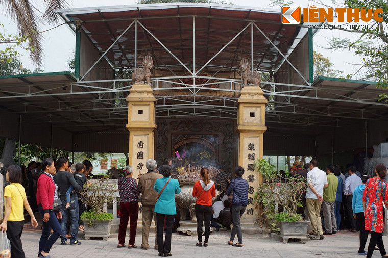 Khu mộ đã có tuổi đời nhiều thế kỷ, đã được trùng tu tôn tạo nhiều lần. Ngày nay, công trình được xây tường bao quanh, phía trên có mái che, mặt trước có hai cổng vào ở hai bên. Ở giữa là cặp trụ biểu và một lư hương bằng đá.