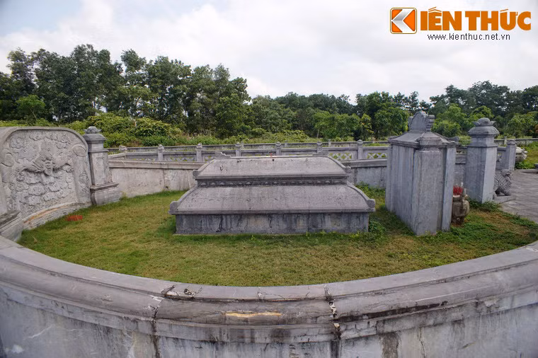 Mộ phần được xây bằng đá, có hình dạng của một ngôi nhà với hai tầng mái, được bao quanh bằng một vòng tường đá thấp.