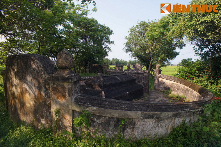 Cảm khái trước sự hi sinh anh hùng của hai cha con tướng Nguyễn Tri Phương, vua Tự Đức đã lệnh đưa thi hài về an táng tại cánh đồng quê hương...