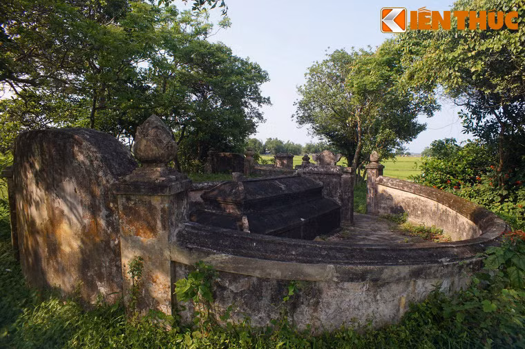 Cảm khái trước sự hi sinh anh hùng của hai cha con tướng Nguyễn Tri Phương, vua Tự Đức đã lệnh đưa thi hài về an táng tại cánh đồng quê hương...