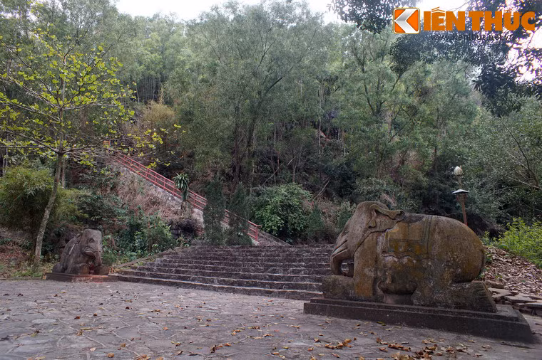 Cặp voi đá trấn giữ hai bên lối lên lăng mộ Bà Triệu.