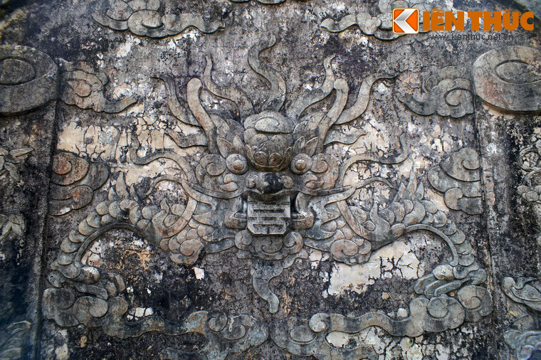 Hình rồng đắp nổi trên bình phong sau mộ.