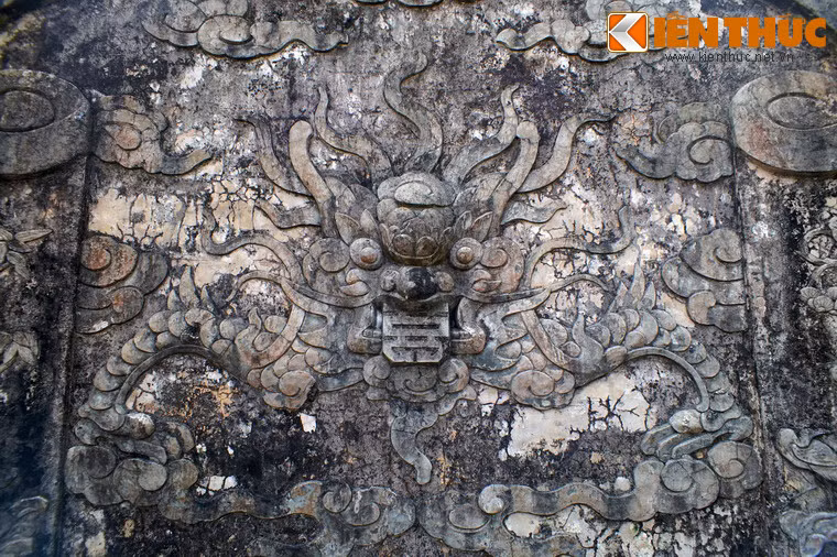 Hình rồng đắp nổi trên bình phong sau mộ.