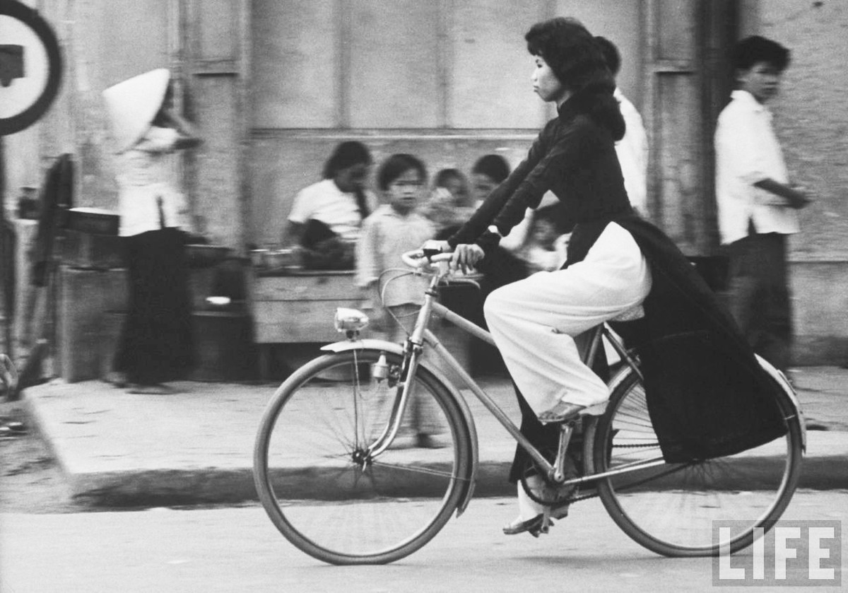 Một số hình ảnh khác về các thiếu nữ áo dài Huế trên xe đạp năm 1961. Ảnh: Life.
