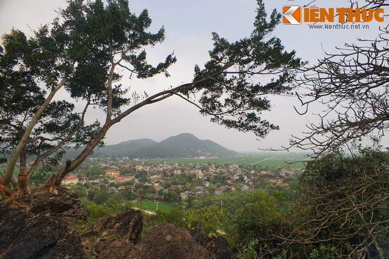 Khung cảnh đẹp làm đắm say lòng người nhìn từ khu lăng mộ Bà Triệu trên đỉnh núi Tùng.