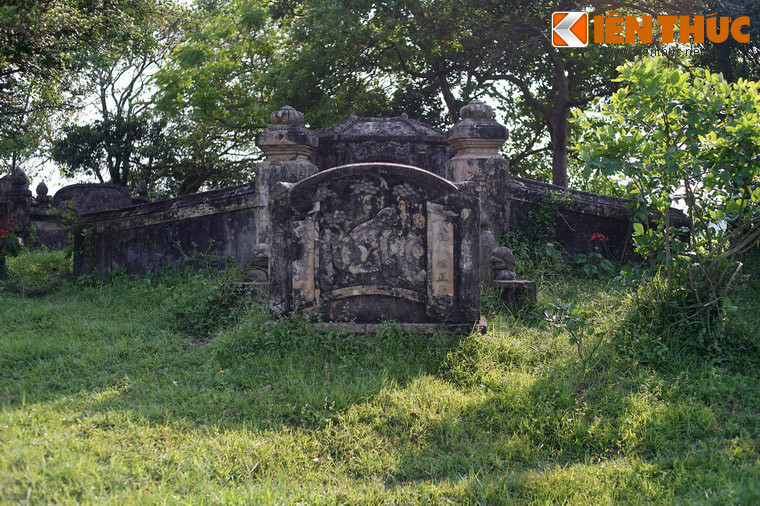 Trước mộ có bình phong trang trí hình hổ đắp nổi.