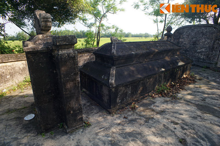 Mộ phần được xây bằng hợp chất ô dước vôi, cát, mật, có hình dáng một tòa đình với hai tầng mái.