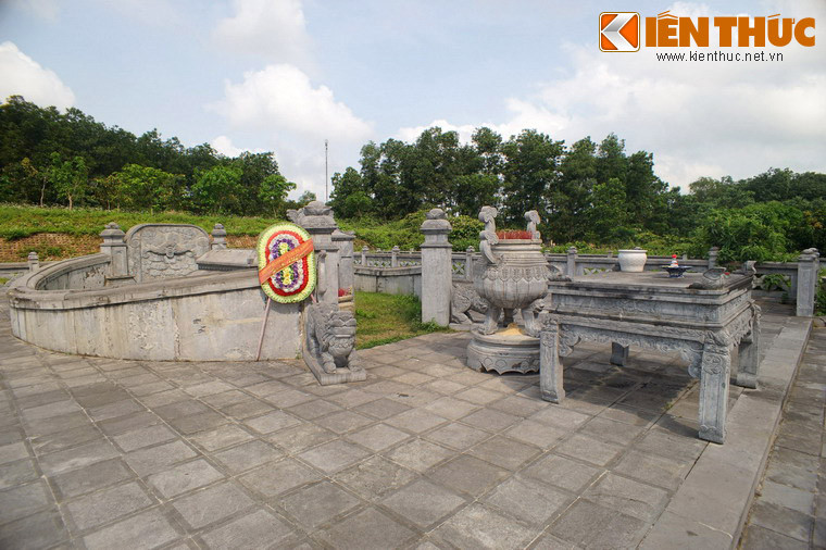 Sau nhà bia là mộ phần của Vĩnh An Hầu Nguyễn Hữu Cảnh.