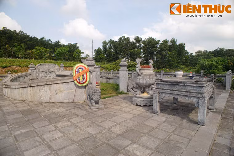 Sau nhà bia là mộ phần của Vĩnh An Hầu Nguyễn Hữu Cảnh.