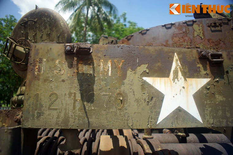 Số hiệu chiếc xe và biểu tượng của quân đội Mỹ được in trên thân xe.