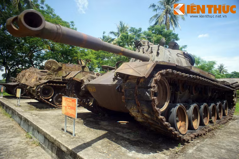 Xe tăng M48 gắn pháo tự hành 90mm của Mỹ, trang bị cho quân Mỹ và Sài Gòn trong các trận càn ở Thừa Thiên - Huế. Quân Giải phóng thu được tại căn cứ Phú Bài, Thừa Thiên Huế ngày 25/3/1975.