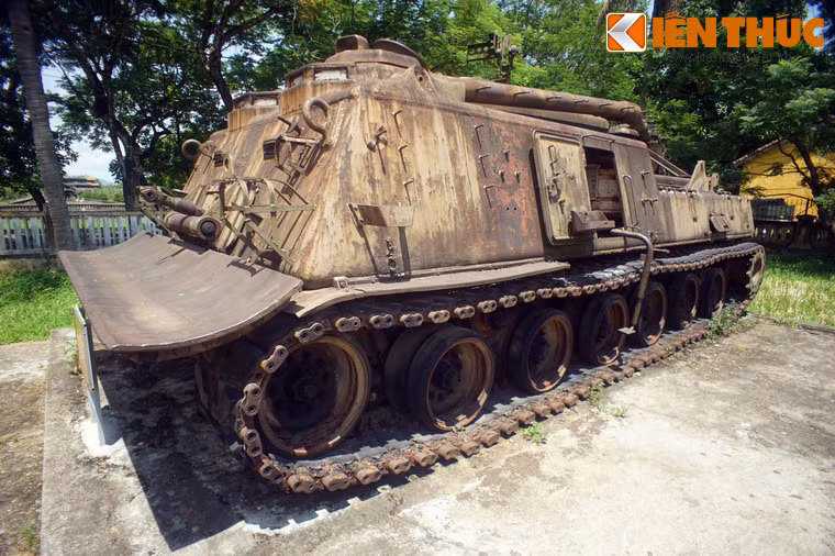 Xe tăng cần cẩu của Mỹ trang bị cho quân đội Mỹ và Sài Gòn, quân Giải phóng thu được tại Tân Mỹ, Thuận An trong chiến dịch giải phóng Thừa Thiên - Huế ngày 26/3/1975.