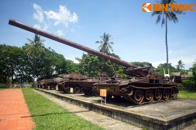 Được mệnh danh "Vua chiến trường", pháo tự hành 175mm là loại vũ khí tối tân được trang bị cho quân đội Mỹ và Sài Gòn thời Chiến tranh Việt Nam. Cỗ pháo trong ảnh được quân đội Giải phóng thu được trong cuộc rút chạy của địch tại Tân Mỹ, Thuận An, Thừa Thiên - Huế ngày 26/3/1975.